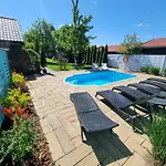 I Dom W Sadzie Z Podgrzewanym Basenem - Prywatne Jacuzzi Przy Domu Feriehus Stegna (Pomerania)