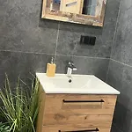 I Dom W Sadzie Z Podgrzewanym Basenem - Prywatne Jacuzzi Przy Domu 斯蒂格纳