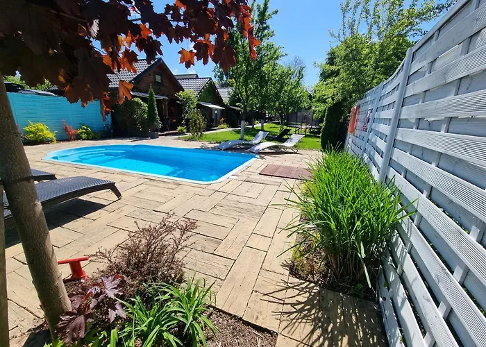 I Dom W Sadzie Z Podgrzewanym Basenem - Prywatne Jacuzzi Przy Domu Stegna (Pomerania)