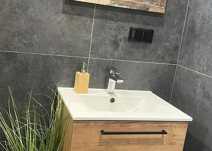 I Dom W Sadzie Z Podgrzewanym Basenem - Prywatne Jacuzzi Przy Domu Stegna (Pomerania)